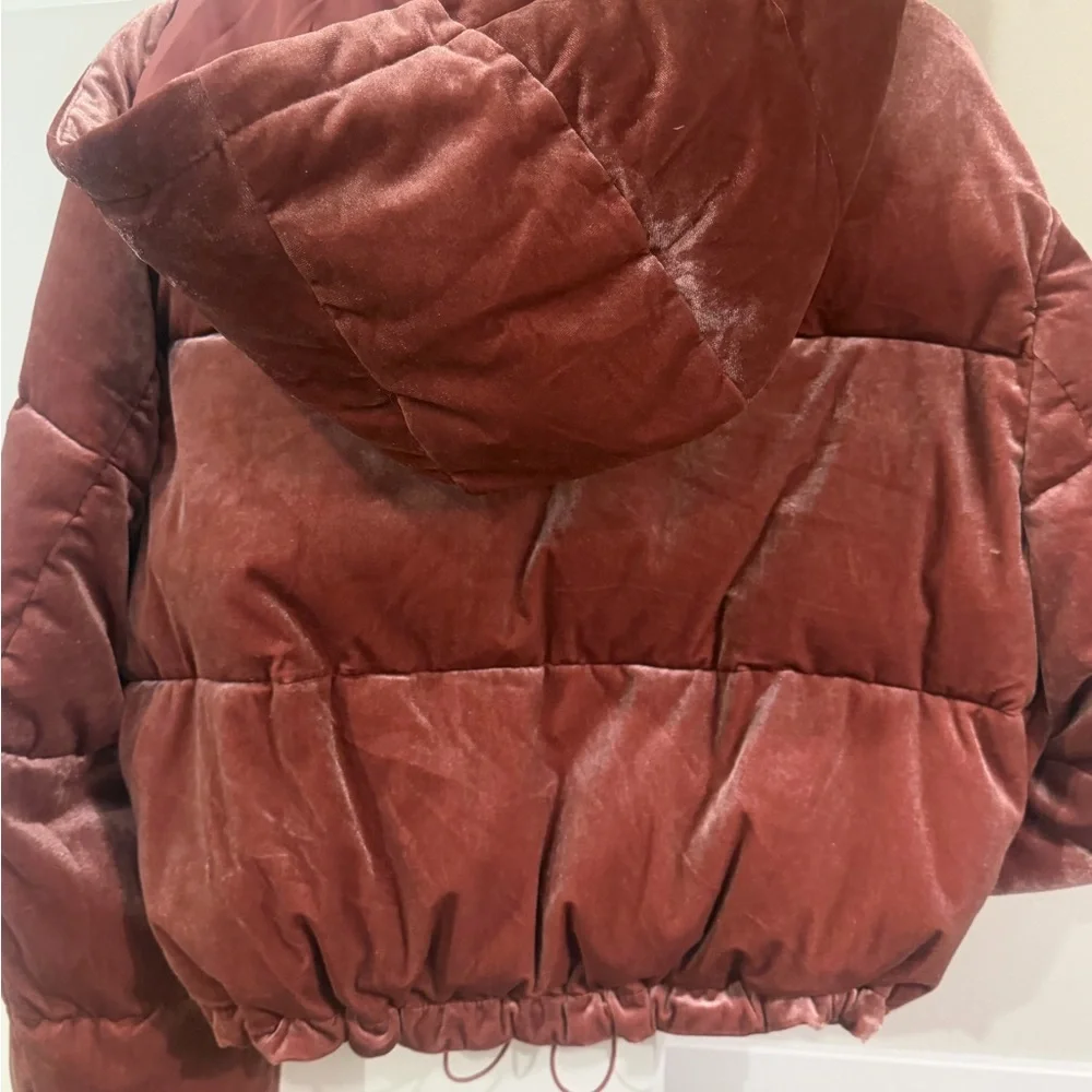 ALO Yoga Velvet Cropped Puffer Jacket - Dusty Rose Pink